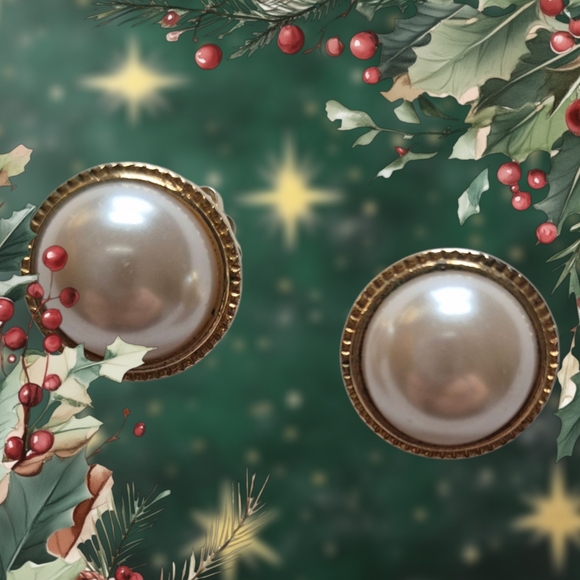 Faux Pearl Round Clip On Earrings. Vintage. - Picture 8 of 8